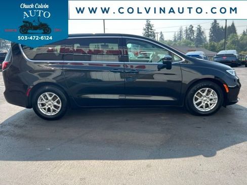Used 2023 Chrysler Pacifica Touring-L FWD image 5