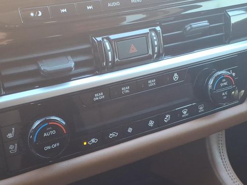 Used 2024 Nissan Pathfinder Platinum w/ Black Appearance Package FWD image 28