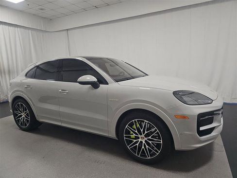 Used 2025 Porsche Cayenne S AWD/4WD image 3