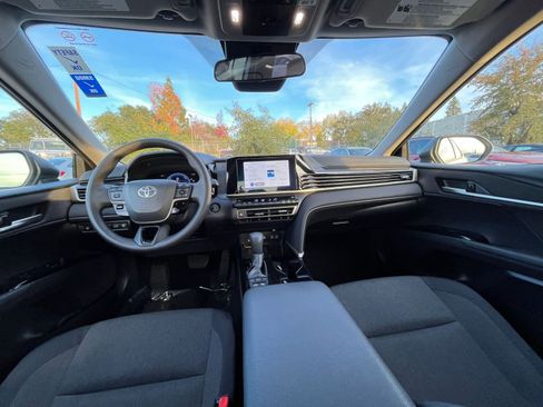 Used 2025 Toyota Camry LE image 32