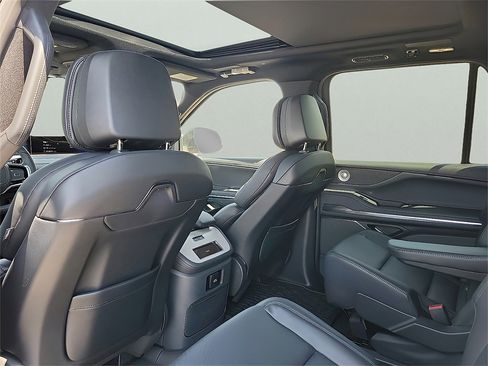 New 2025 Lincoln Navigator L Reserve w/ Jet Appearance Package image 12