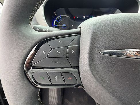 Used 2024 Chrysler Pacifica Premium image 28