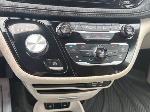 Used 2017 Chrysler Pacifica Limited w/ Advanced Safetytec Group FWD image 27