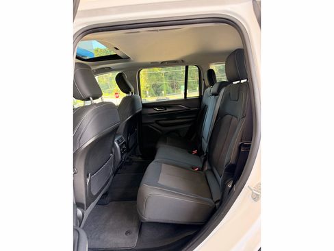 Used 2023 Jeep Grand Cherokee Laredo AWD/4WD image 15