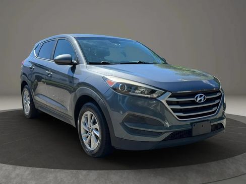 Used 2017 Hyundai Tucson SE w/ Cargo Package FWD image 3