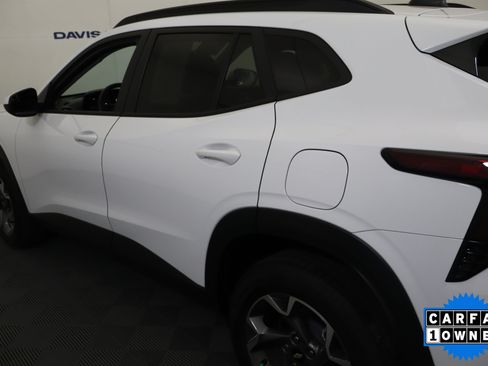 Used 2025 Chevrolet Trax LT FWD image 11