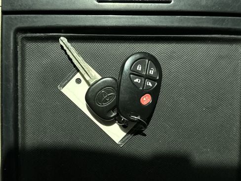 Used 2012 Toyota Sienna LE FWD image 24