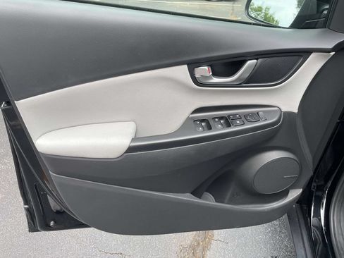 Used 2023 Hyundai Kona Limited FWD image 11