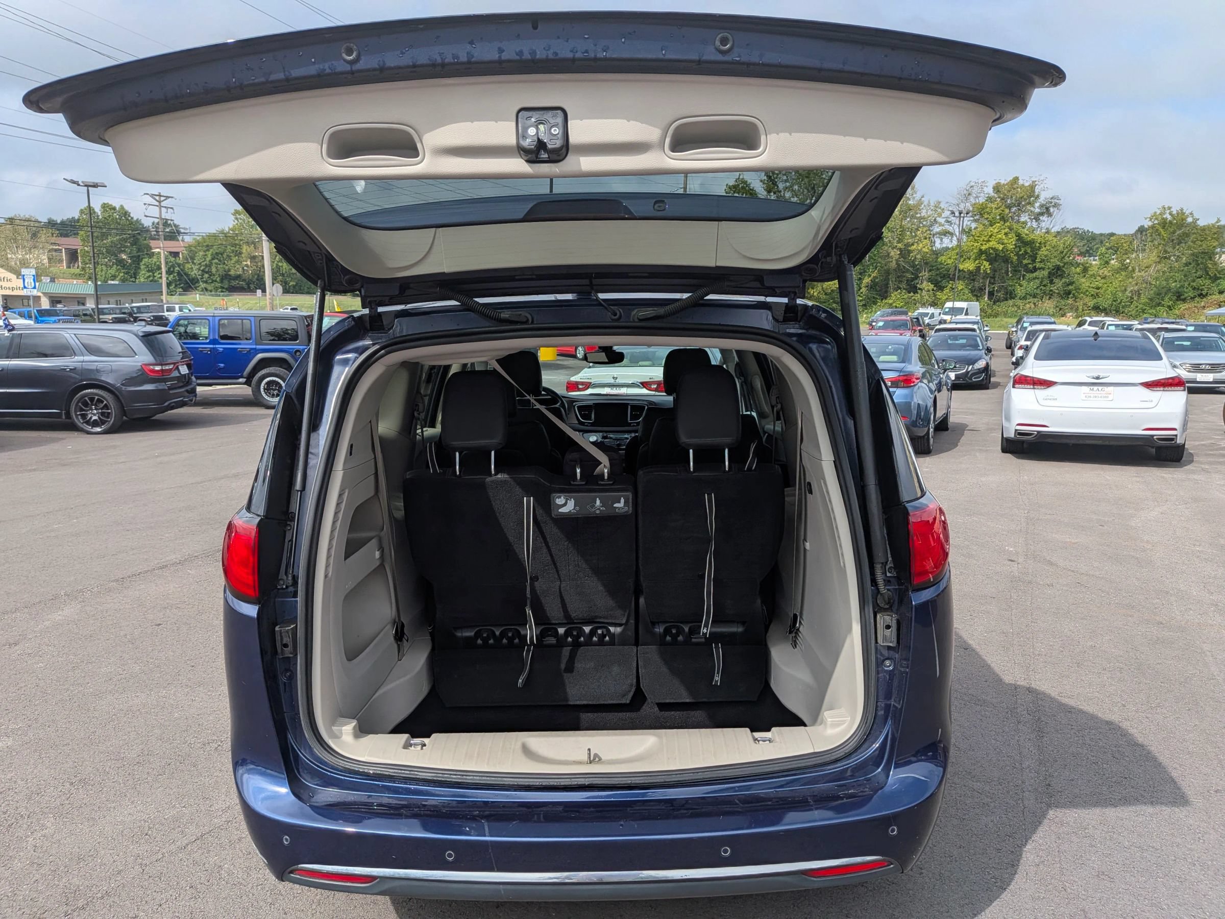 Used 2017 Chrysler Pacifica Touring-L w/ Tire & Wheel Group FWD image 35