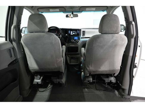 Used 2015 Toyota Sienna L image 20
