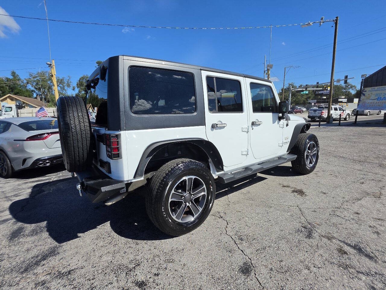 Used 2016 Jeep Wrangler Unlimited Sahara w/ Connectivity Group AWD/4WD image 5