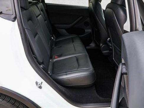 Used 2022 Tesla Model Y Long Range image 29