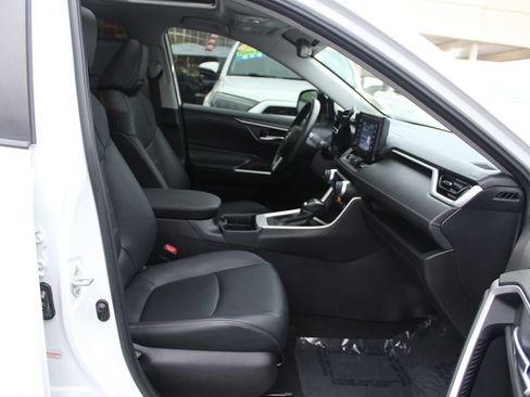 Used 2020 Toyota RAV4 XLE Premium image 23