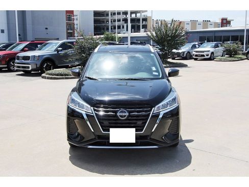 Used 2024 Nissan Kicks SV FWD image 2
