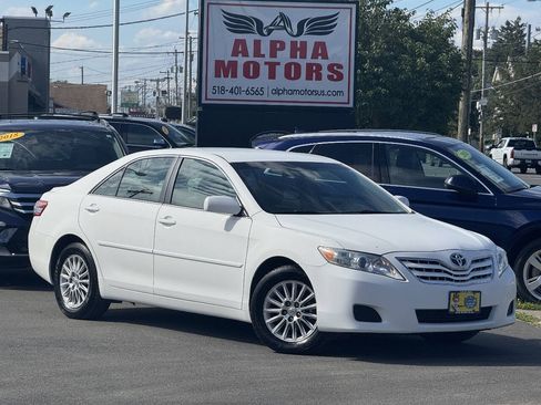 Used 2011 Toyota Camry LE FWD image 1