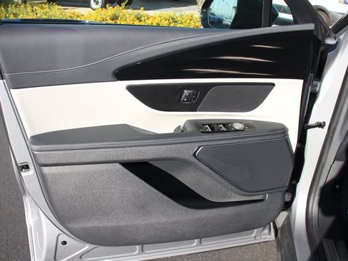 Certified 2025 Lincoln Nautilus Premier AWD/4WD image 17