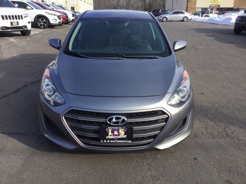 Used 2017 Hyundai Elantra GT image 3
