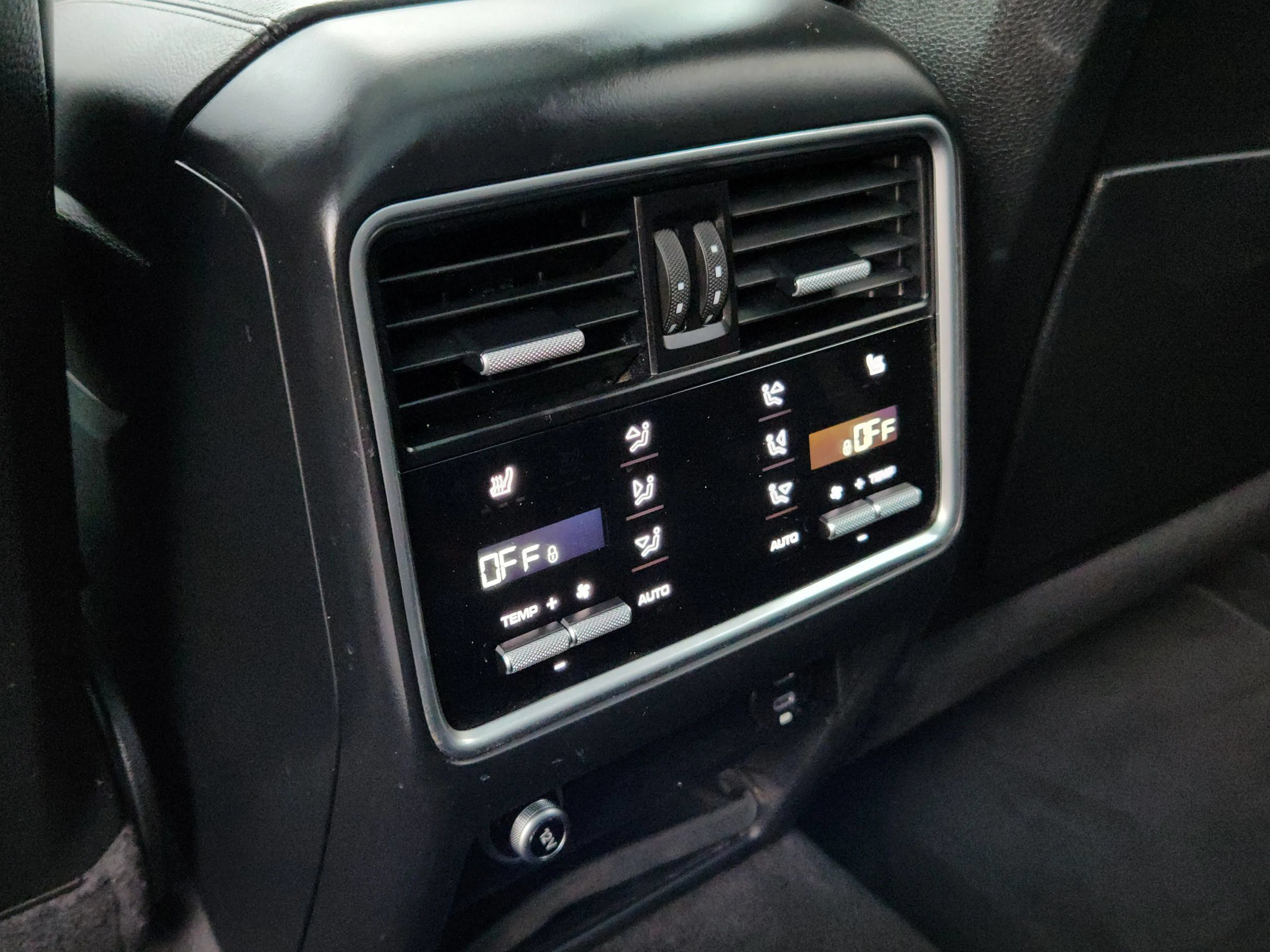Used 2020 Porsche Cayenne w/ Premium Package Plus AWD/4WD image 20