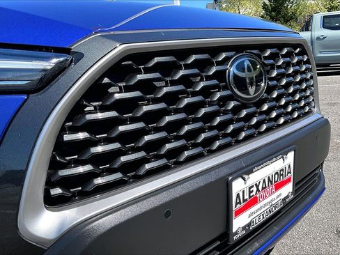 Used 2024 Toyota Corolla Cross XLE image 28