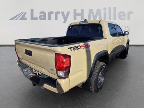 Used 2017 Toyota Tacoma TRD Off-Road image 4