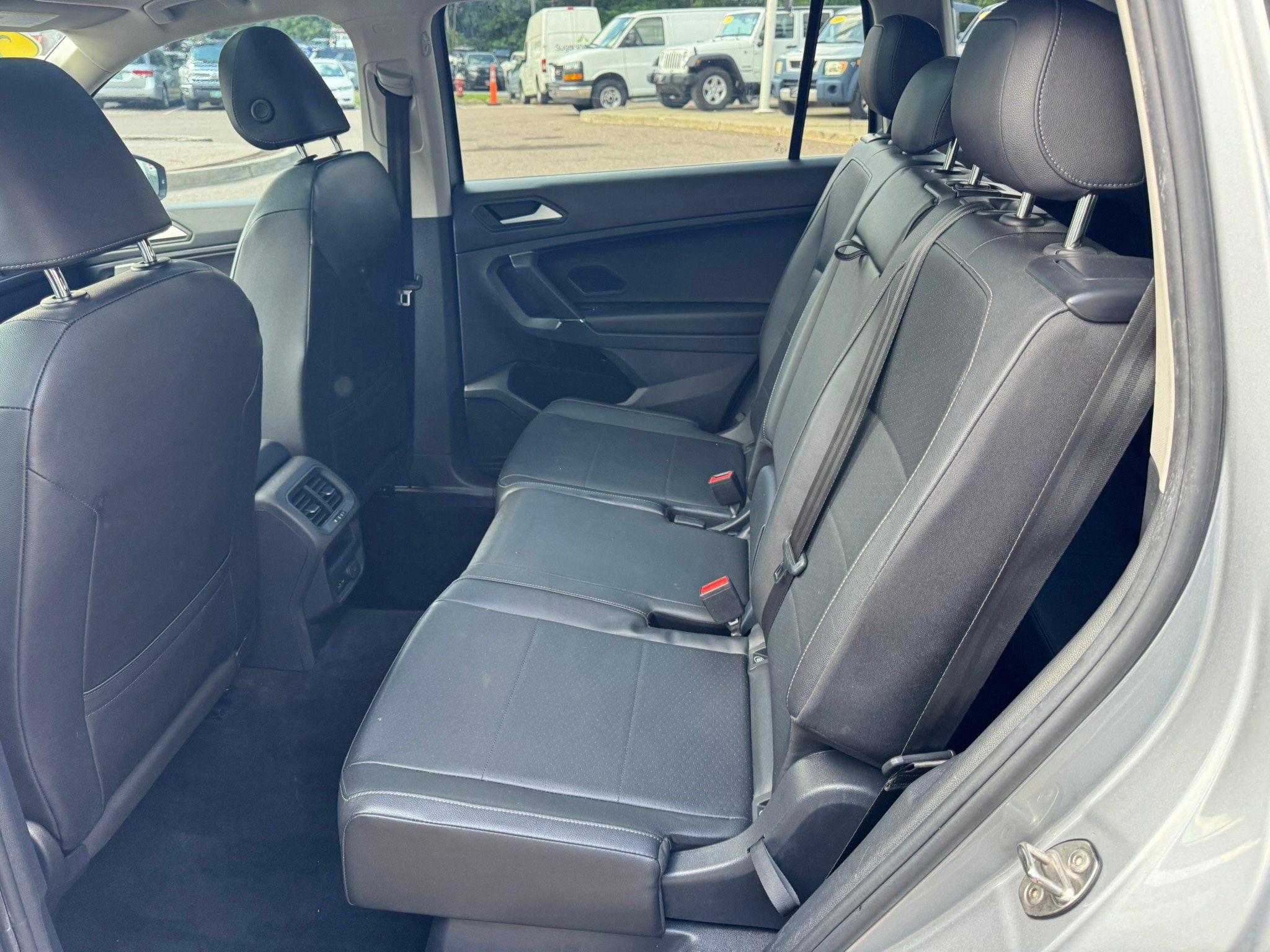 Used 2020 Volkswagen Tiguan SE w/ Panoramic Sunroof Package FWD image 9