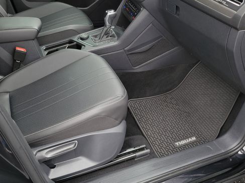 Used 2022 Volkswagen Tiguan SE w/ Panoramic Sunroof Package image 36