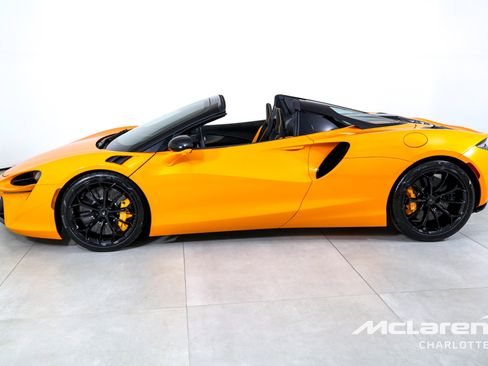 Used 2025 McLaren Artura Spider image 7