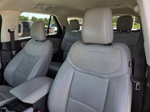 Used 2025 Ford Explorer Active w/ Active Comfort Package RWD image 26