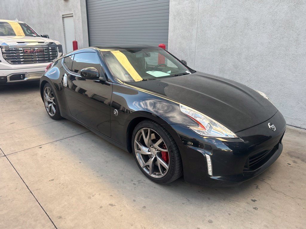 Used 2017 Nissan 370Z Coupe RWD image 2