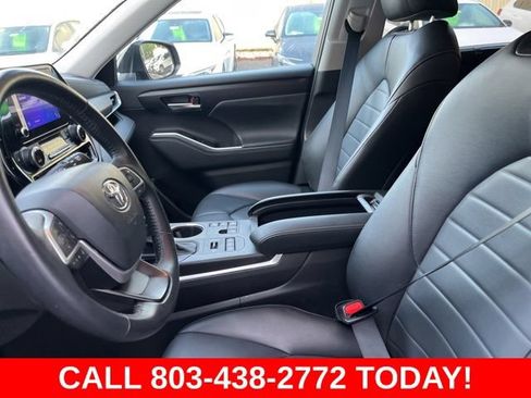 Used 2024 Toyota Highlander XLE AWD/4WD image 9