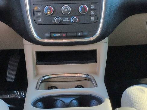 Used 2014 Dodge Grand Caravan SXT FWD image 18