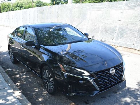 Used 2025 Nissan Altima 2.5 SV FWD image 4