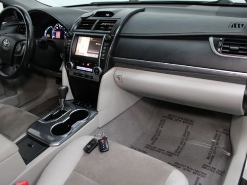 Used 2012 Toyota Camry XLE w/ Leather Pkg image 26