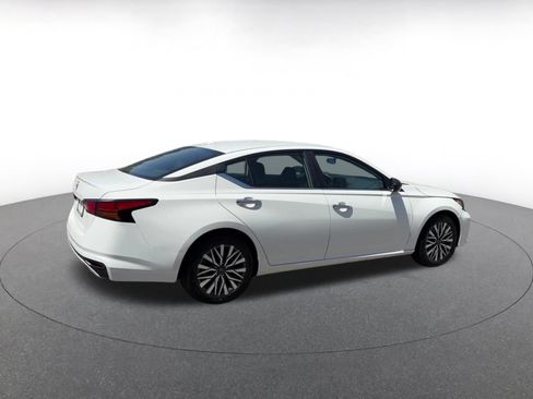 Used 2025 Nissan Altima 2.5 SV FWD image 15