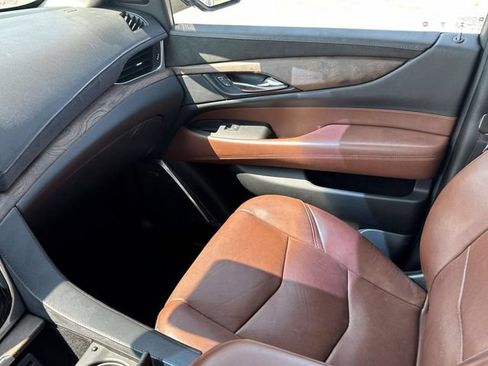 Used 2019 Cadillac Escalade Luxury AWD/4WD image 29