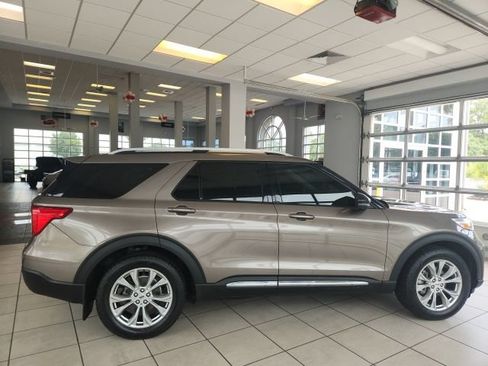 Used 2021 Ford Explorer Limited w/ Equipment Group 301A AWD/4WD image 9