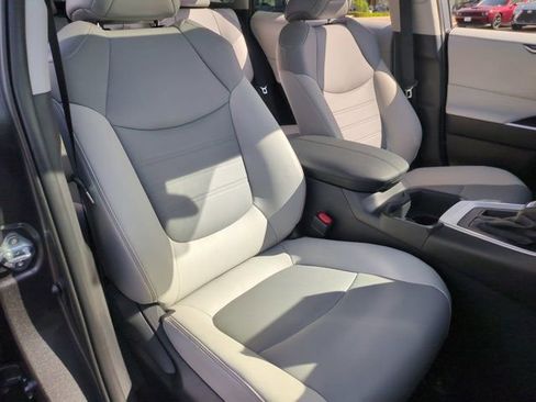 Used 2022 Toyota RAV4 XLE Premium image 29