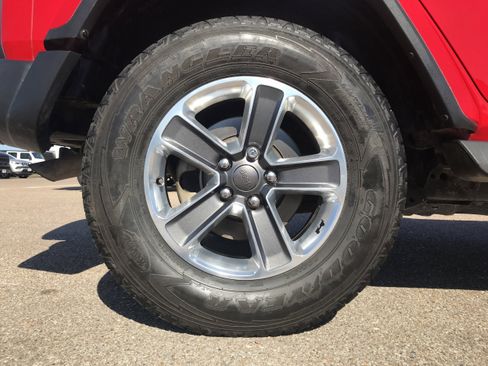 Used 2018 Jeep Wrangler Unlimited Sahara image 9