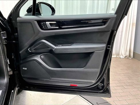 Used 2022 Porsche Cayenne image 29