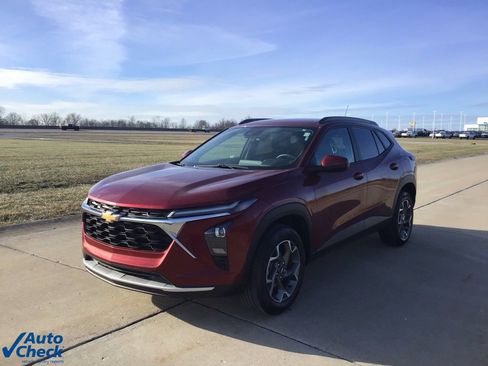 Used 2025 Chevrolet Trax LT w/ LT Convenience Package image 7