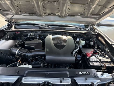 Used 2017 Toyota Tacoma SR5 w/ Tow Package AWD/4WD image 9
