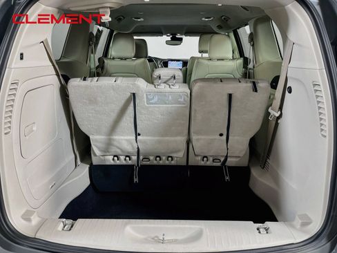 Used 2021 Chrysler Pacifica Touring-L FWD image 9