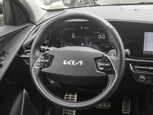 Used 2023 Kia Niro SX Touring FWD image 16