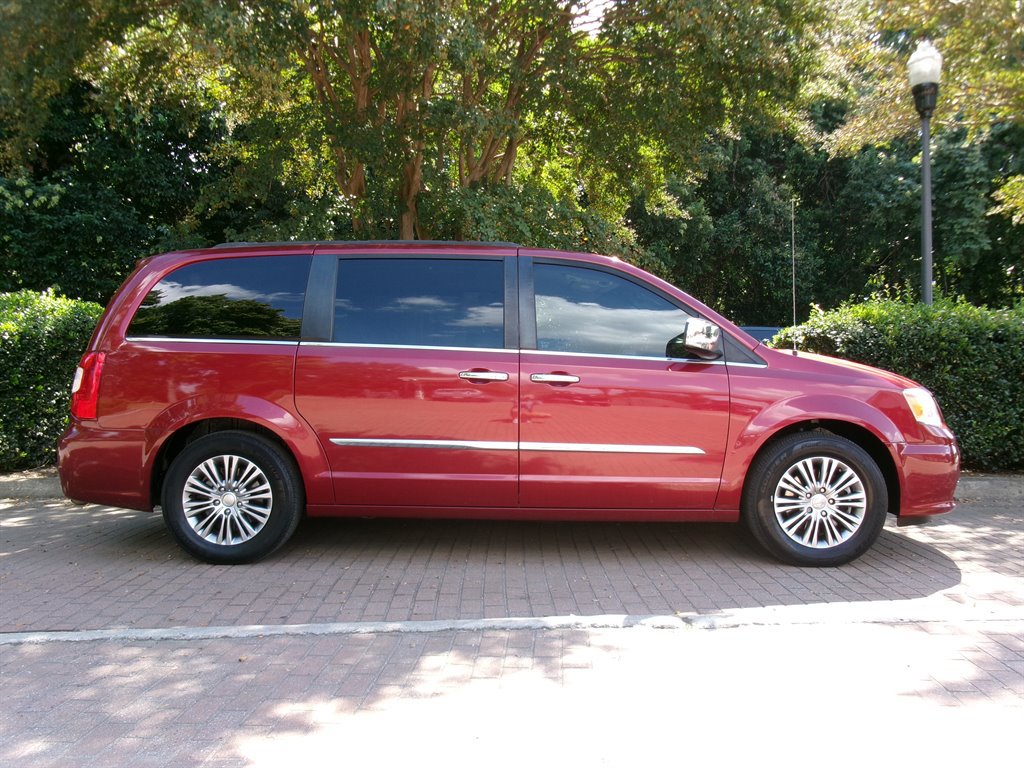 Used 2013 Chrysler Town & Country Touring-L w/ Driver Convenience Group FWD image 4