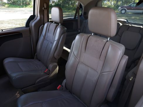 Used 2012 Chrysler Town & Country Limited image 8
