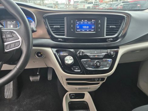 Used 2017 Chrysler Pacifica LX FWD image 8