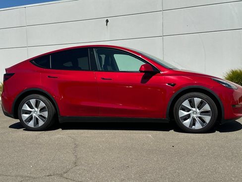 Used 2021 Tesla Model Y Long Range AWD/4WD image 3
