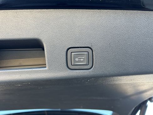 Used 2025 GMC Acadia Elevation image 8