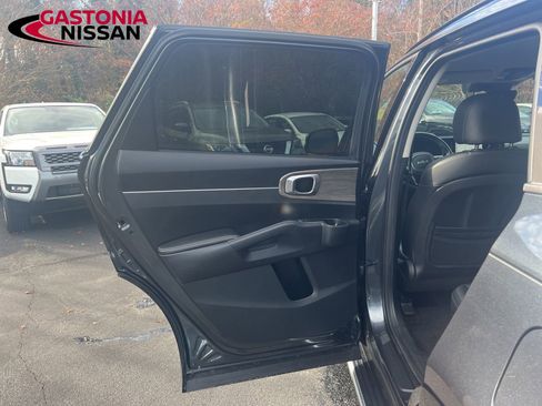 Used 2022 Kia Sorento EX image 34