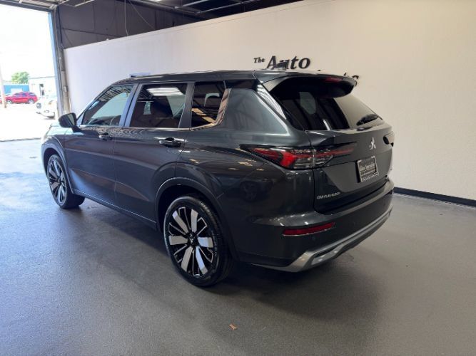 Used 2025 Mitsubishi Outlander SE FWD image 2